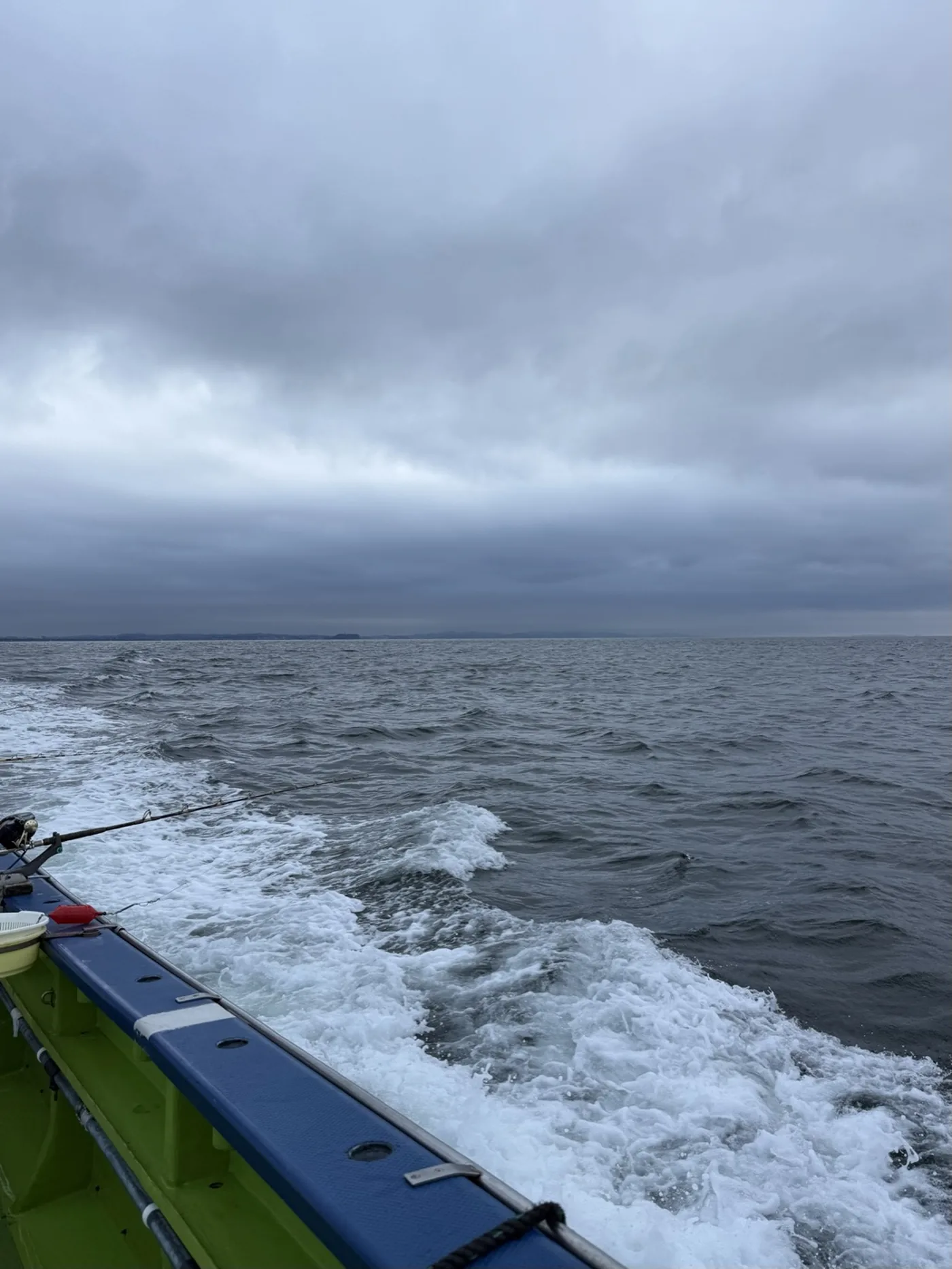 On board with rods lined up after leaving port (Sagami Bay)